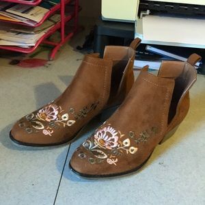 Cute size 9 suede booties. Gorgeous detail.